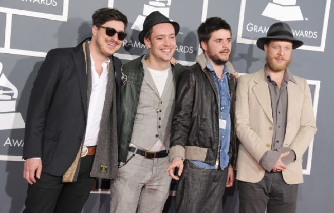 Basgitarista Mumford & Sons sa zotavuje po operácii mozgu