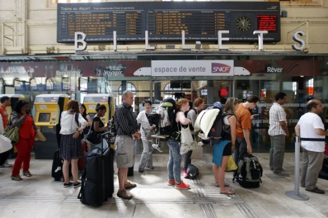 Vo Francúzsku pre štrajk nepremáva vyše polovica vlakov