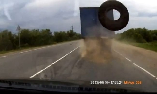 Video: „Lietajúca“ pneumatika z kamióna