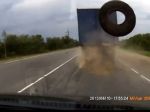 Video: „Lietajúca“ pneumatika z kamióna