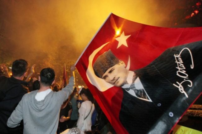 Turecký premiér chce nespokojnosť riešiť referendom