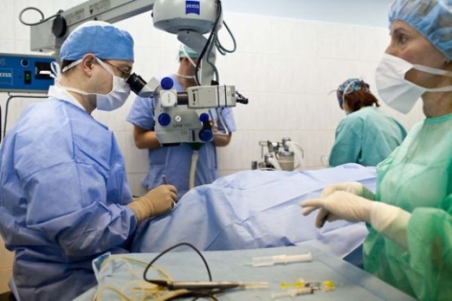 Lekári uskutočnili unikátnu transplantáciu ľudskej rohovky