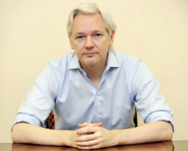 Assange už strávil na ekvádorskom veľvyslanectve rok