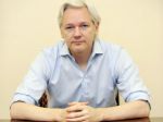 Assange už strávil na ekvádorskom veľvyslanectve rok