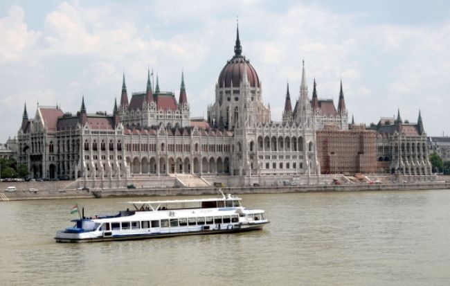 Časť budapeštianskeho parlamentu evakuovali pre bombu