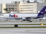Zisk zásielkovej firmy FedEx prekonal odhady