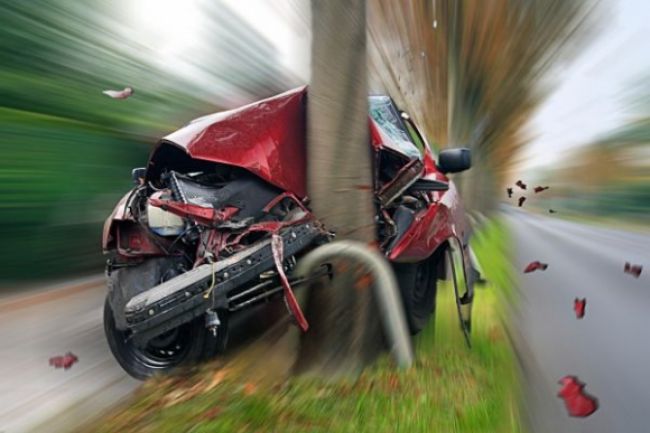 Mladý vodič vrazil autom do stromu, pri nehode zomrel
