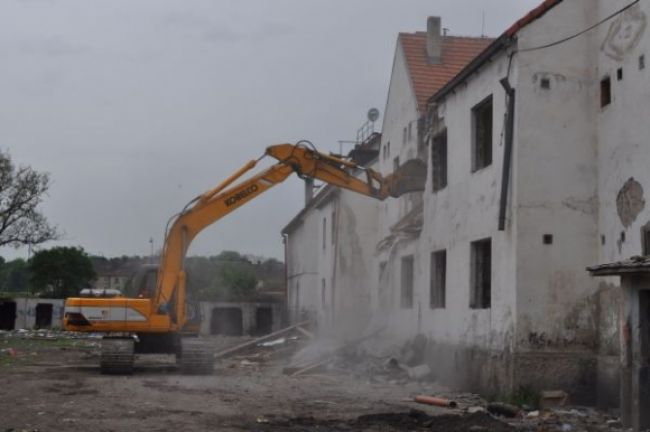 Trnava pokračuje s búraním domov, ktoré zničili Rómovia