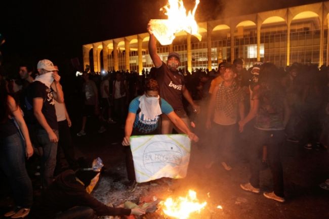 Protesty v Brazílii majú obeť, polícia do davu strieľala