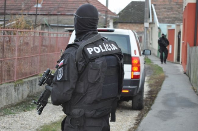 Polícia nemá záznam zo zásahu kukláčov v rómskej osade