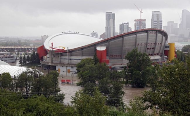 V Calgary sú veľké povodne, zaplavilo aj známy Saddledome