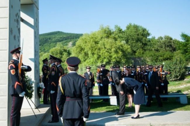 Devín poctil návštevou japonský princ s princeznou