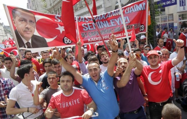 Tisíce ľudí podporili vo Viedni tureckého premiéra