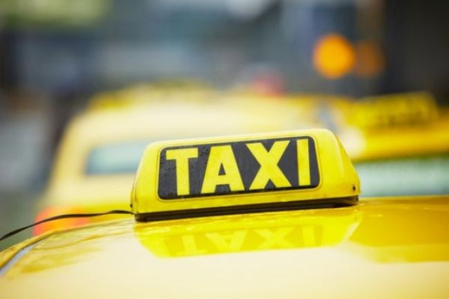 Opitý muž schytil taxikára pod krk a sadol za volant