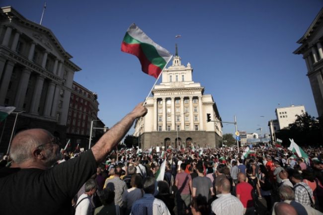 Bulhari obhádzali parlament vajciami a rajčinami