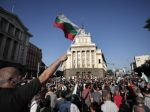 Bulhari obhádzali parlament vajciami a rajčinami
