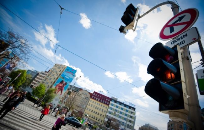 V Dubovanoch zastavuje rýchlych vodičov inteligentný semafór