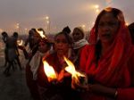 Telá obetí záplav v Indii masovo spálili