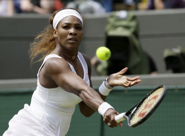 Serena Williamsová na londýnskej tráve hladko postupuje