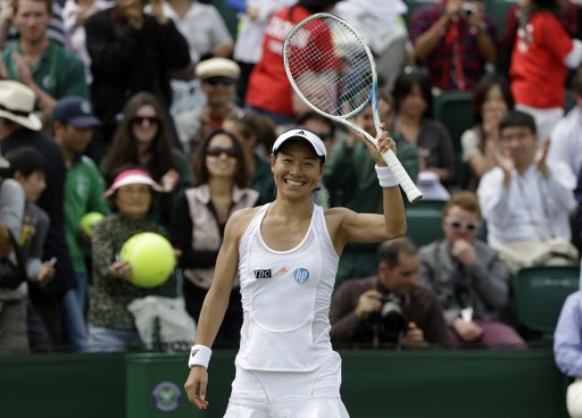 Veteránka Dateová-Krummová prekonala na Wimbledone rekord