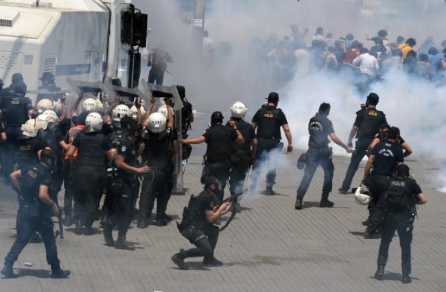Násilné demonštrácie sa rozšírili už do celého Turecka