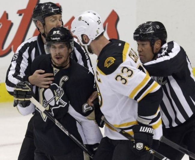 Video: Sidney Crosby provokoval Cháru, Malkin sa pobil