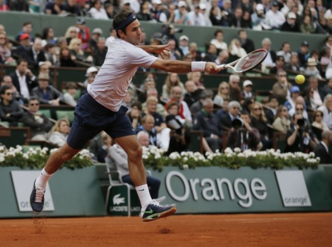 Roger Federer sa v Paríži potrápil, ale dosiahol 900. triumf