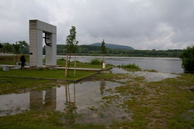 Pozdĺž Dunaja stále hrozia povodne, zrážky neustanú