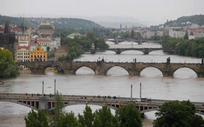 Hladina Vltavy klesá, sever Čiech trápi stúpajúce Labe