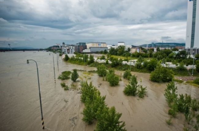 Dunaj presiahol výšku 10 metrov, hasiči hľadajú nezvestných