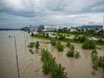 Dunaj presiahol výšku 10 metrov, hasiči hľadajú nezvestných