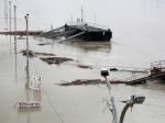Dunaj stúpa, obyvateľov domova v Komárne evakuovali