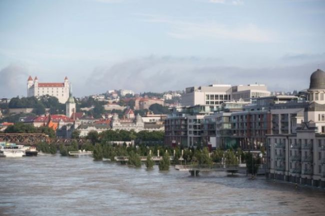 Dunaj dosiahol maximum, v Devíne armáda navýšila hrádzu