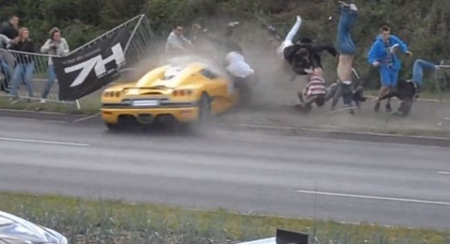 Video: Auto počas pretekov vletelo medzi divákov