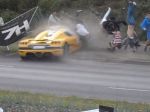 Video: Auto počas pretekov vletelo medzi divákov
