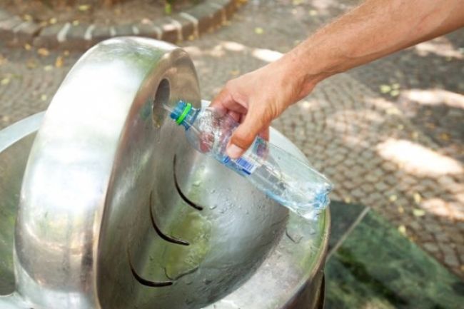 Ľudia sa môžu v lete osviežiť v pitných fontánach