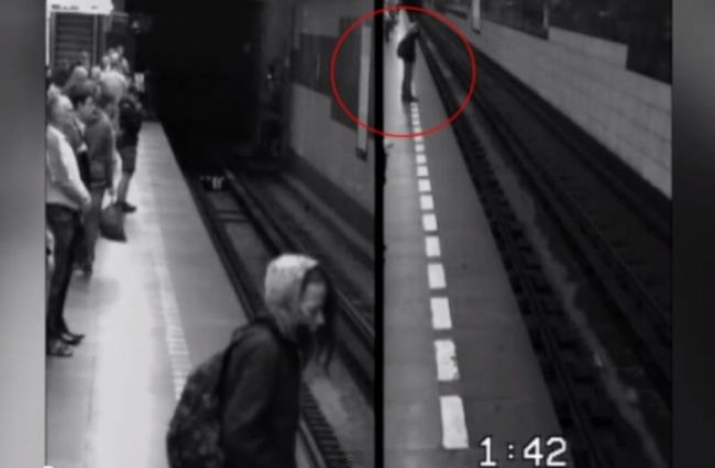 Video: Ženu v Prahe prešlo metro, spadla do koľajiska