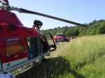 Vodič pri nehode dopadol na peň stromu, zasahoval vrtuľník