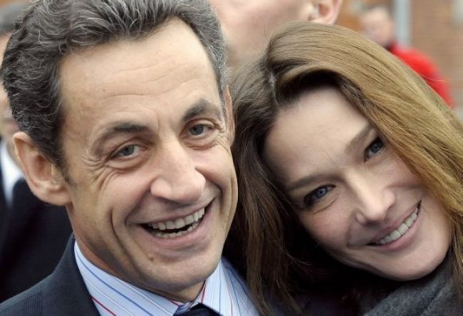 Sarkozyová lieta zadarmo, poburuje tým Francúzov