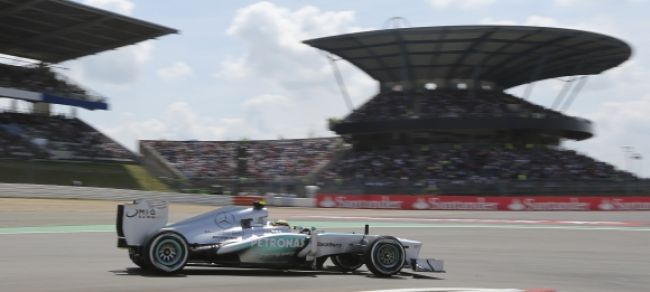 Víťazom kvalifikácie sa v Nemecku stal Lewis Hamilton