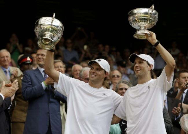 Štvorhru Wimbledonu ovládli Bob a Mike Bryanovci