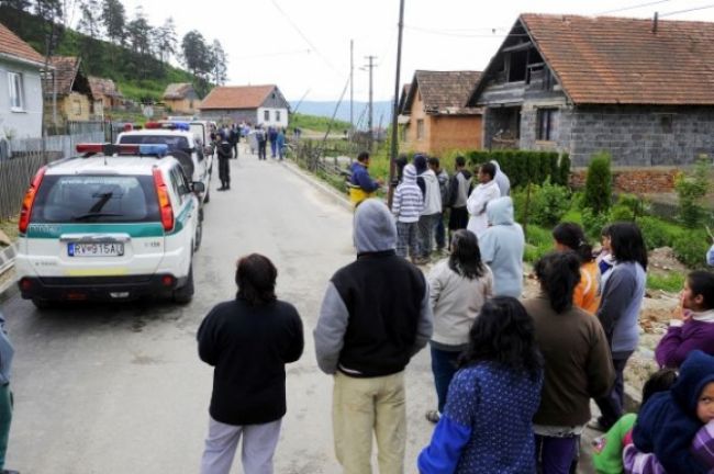 Opití Rómovia sa mlátili v osadách, polícia robila poriadok