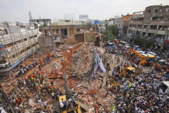 V Indii sa zrútil hotel, hľadajú zasypaných ľudí