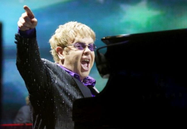 Elton John presunul koncerty pre zápal apendixu