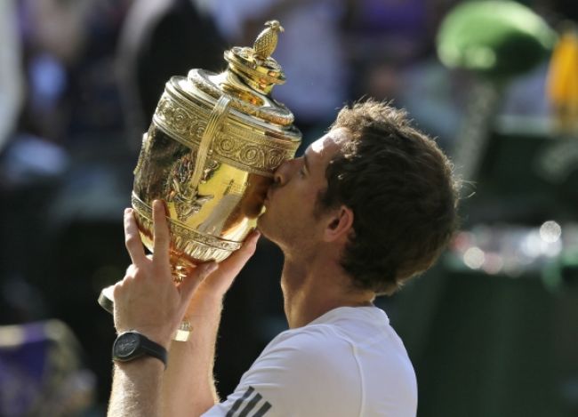 Andy Murray s wimbledonskou trofejou nespal