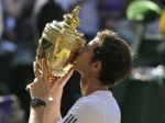 Andy Murray s wimbledonskou trofejou nespal