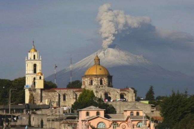 Sopka Popokatépetl chrlí popol, kamene a paru