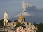 Sopka Popokatépetl chrlí popol, kamene a paru