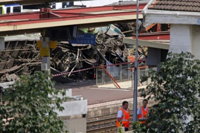 Zistili, čo spôsobilo vlakovú tragédiu na predmestí Paríža