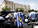 Grécki policajti zablokovali dopravu pred sídlom strany